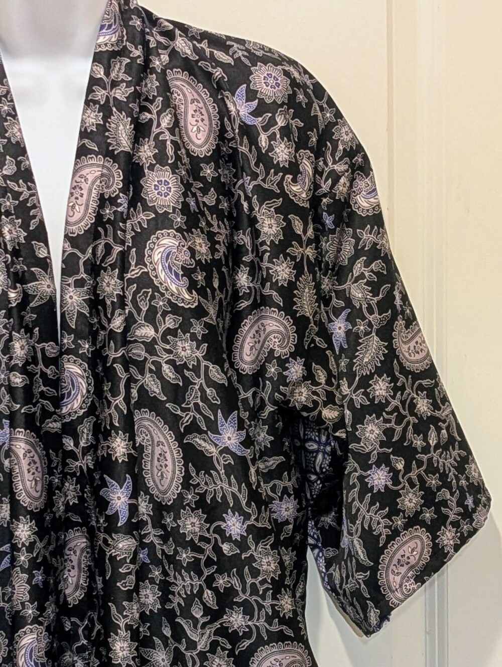 EUC 100% Silk Black White and Blue Paisley Statement Sleeve Kimono - Picture 5 of 11